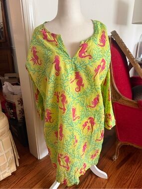 Like New Gretchen Scott Designs Lime Tunic with Pink Seahorse & Aqua Coral Print